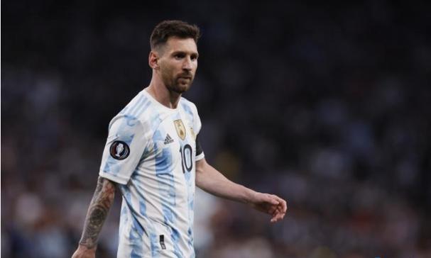 大张伟现身上海，双手叉